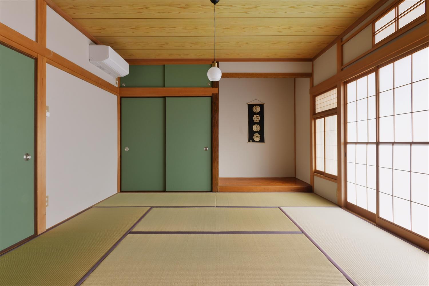 既存の客間を活かした主寝室。ふすまの張替えや壁の塗装はNさんご夫妻がDIYで。