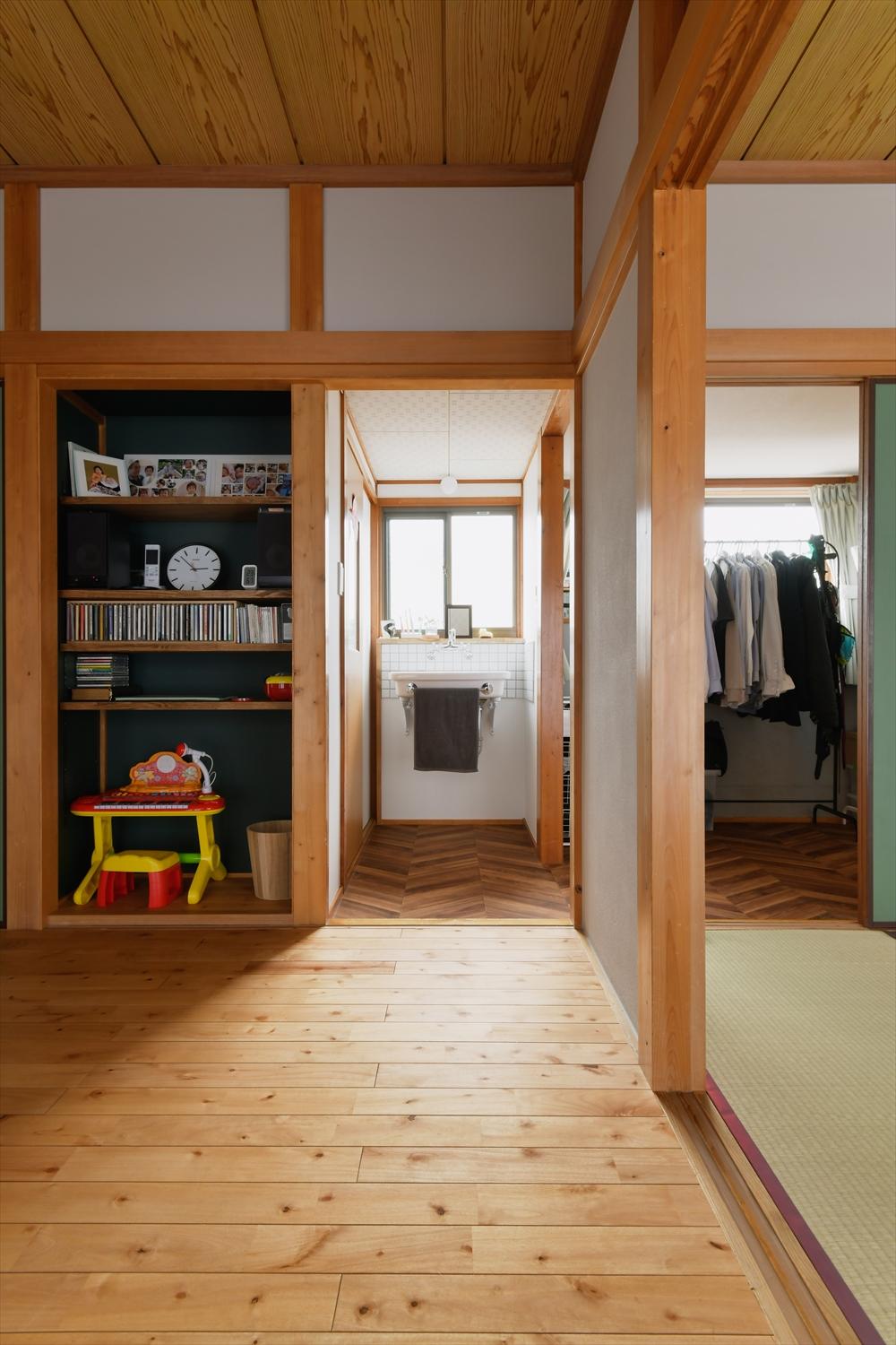 2階は既存の間取りを活かした。元々和風建築なので、ふすまを開ければ各部屋が繋がり広々とした空間に。必要に応じて空間を仕切ったり、広げたりできる和室の造りを最大限活用。