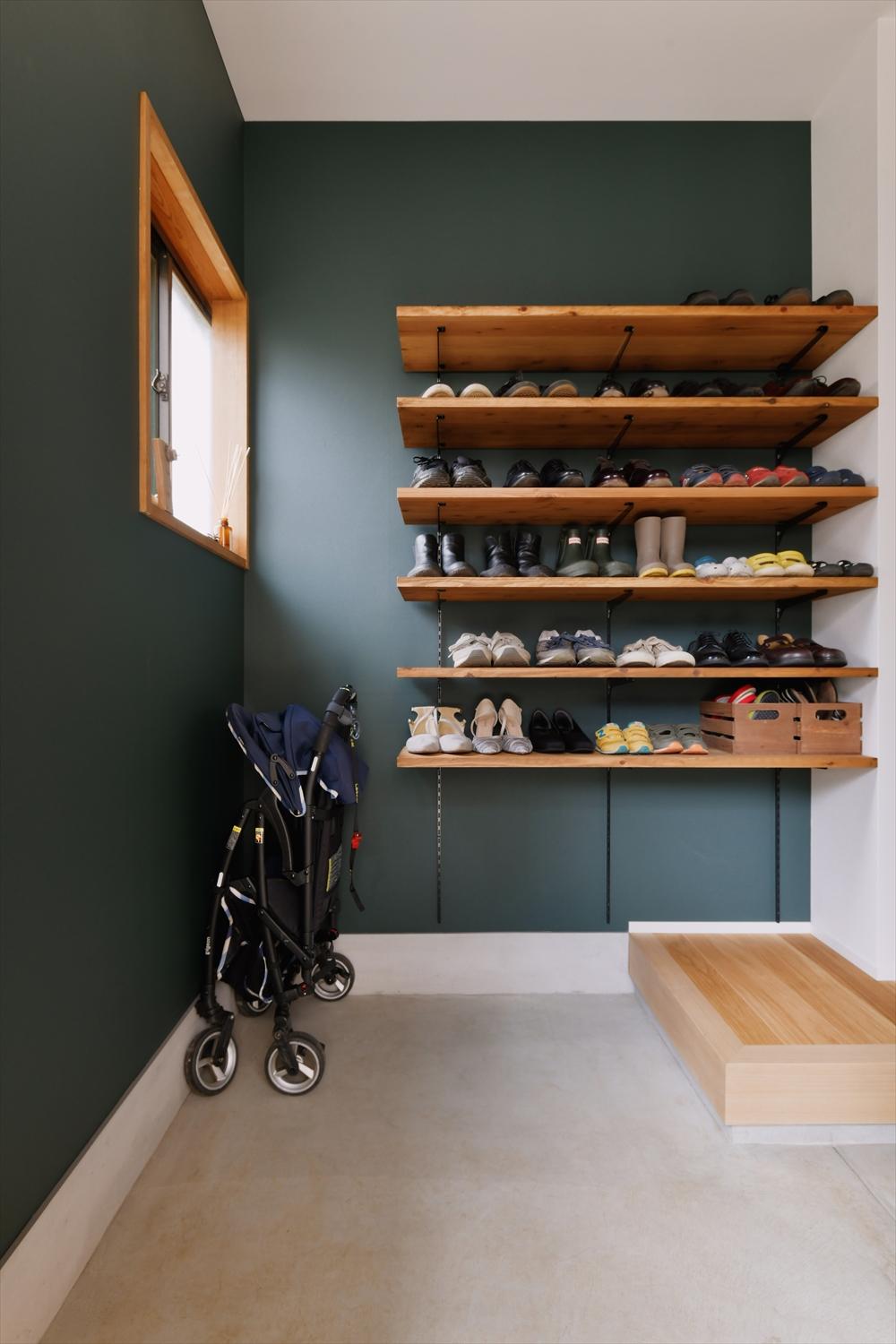 玄関は土間スペースを広げて、ベビーカーも収納できるように。