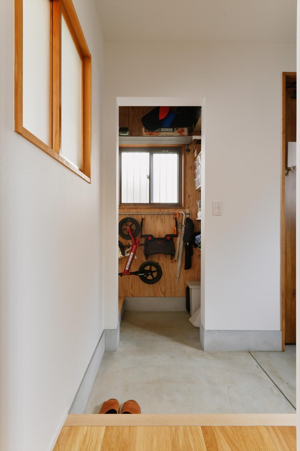 玄関土間から直接アクセスできる階段下収納。外出グッズなどもここにスッキリ片付けられ、出かけるときもスムーズ
