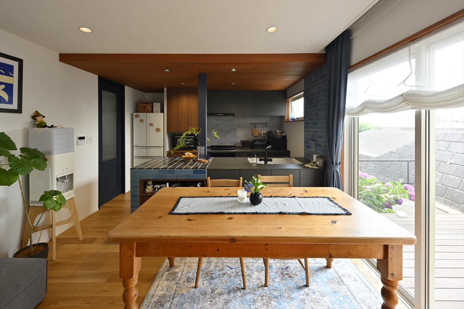 1階に移動したLDKは東から明るい日差しの入る場所に配置。リビング外のウッドデッキと大きな窓で実際以上に広さを感じられる