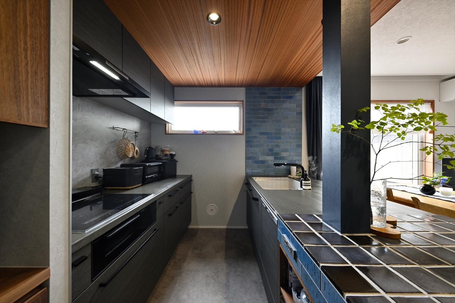 キッチンは壁側にコンロ、カウンター側にシンクと別れているⅡ型タイプを採用。限られた空間でもたっぷり作業スペースを確保できるので人気のカタチ