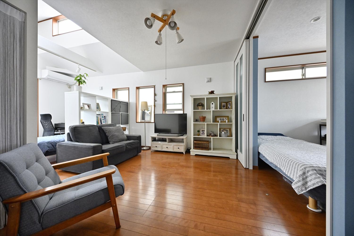 2階のお子さんたち専用のサブリビングと個室（右）。個室はドアを開け放てばサブリビングつながりワンルームのように使える。リビングの一角と個室にはそれぞれのベッドスペースもあり、一人の時間も楽しめるように