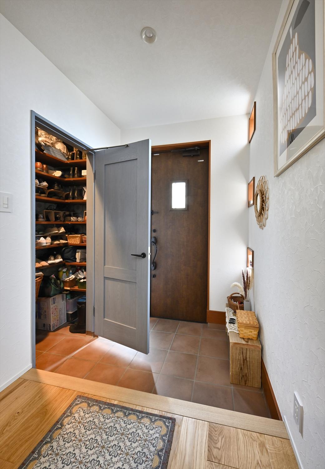 大きなシューズクローゼットを設けた玄関。家族の靴もすっきり収まる