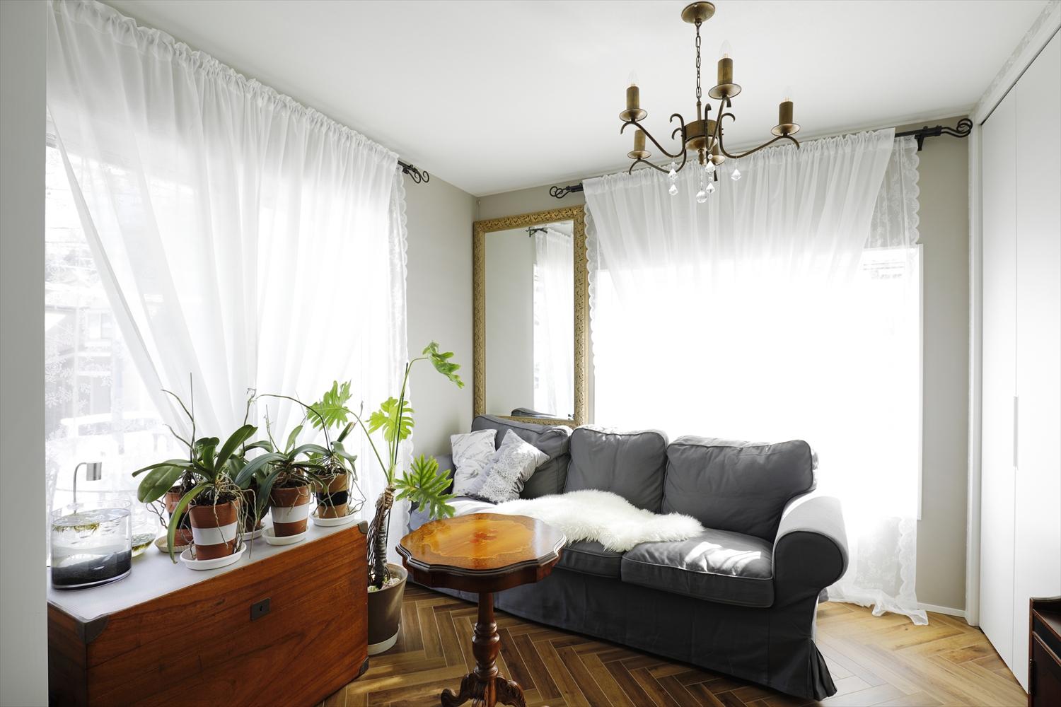 ソファでゆったりくつろげるリビングスペース。元々は独立した和室だった。こちらも床はヘリンボーン。愛用の家具でくつろげる空間。