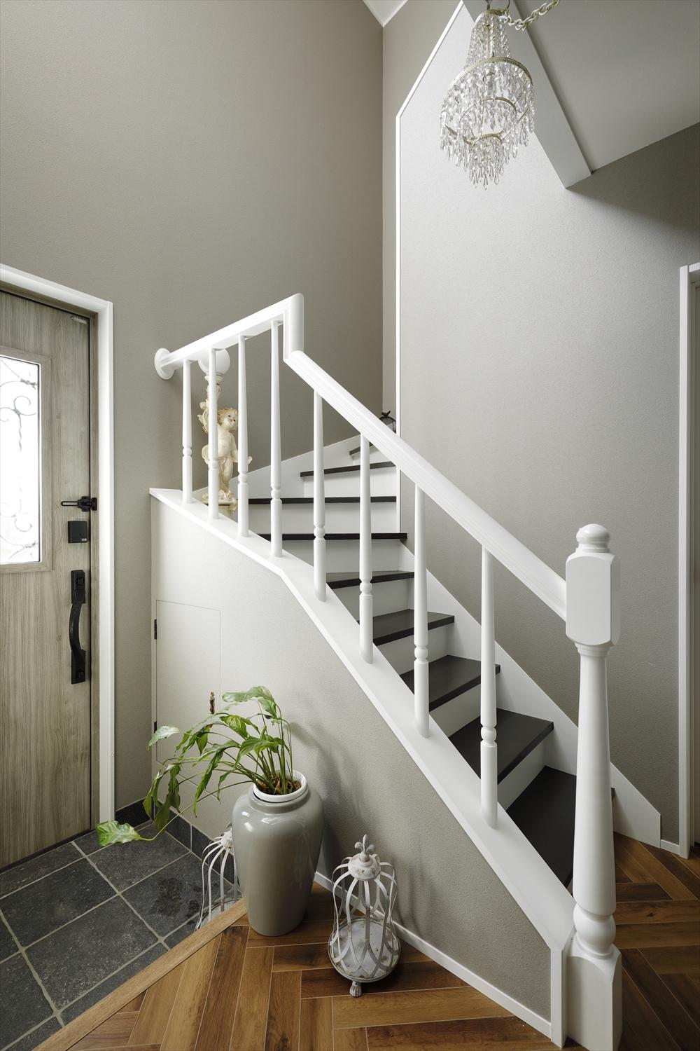 板壁だった玄関はLDKと同様グレーを基調にした内装に一新。上品で明るい空間になった。玄関ホールにはコートなどがかけられるクローゼットも新設。収納力と利便性がアップ