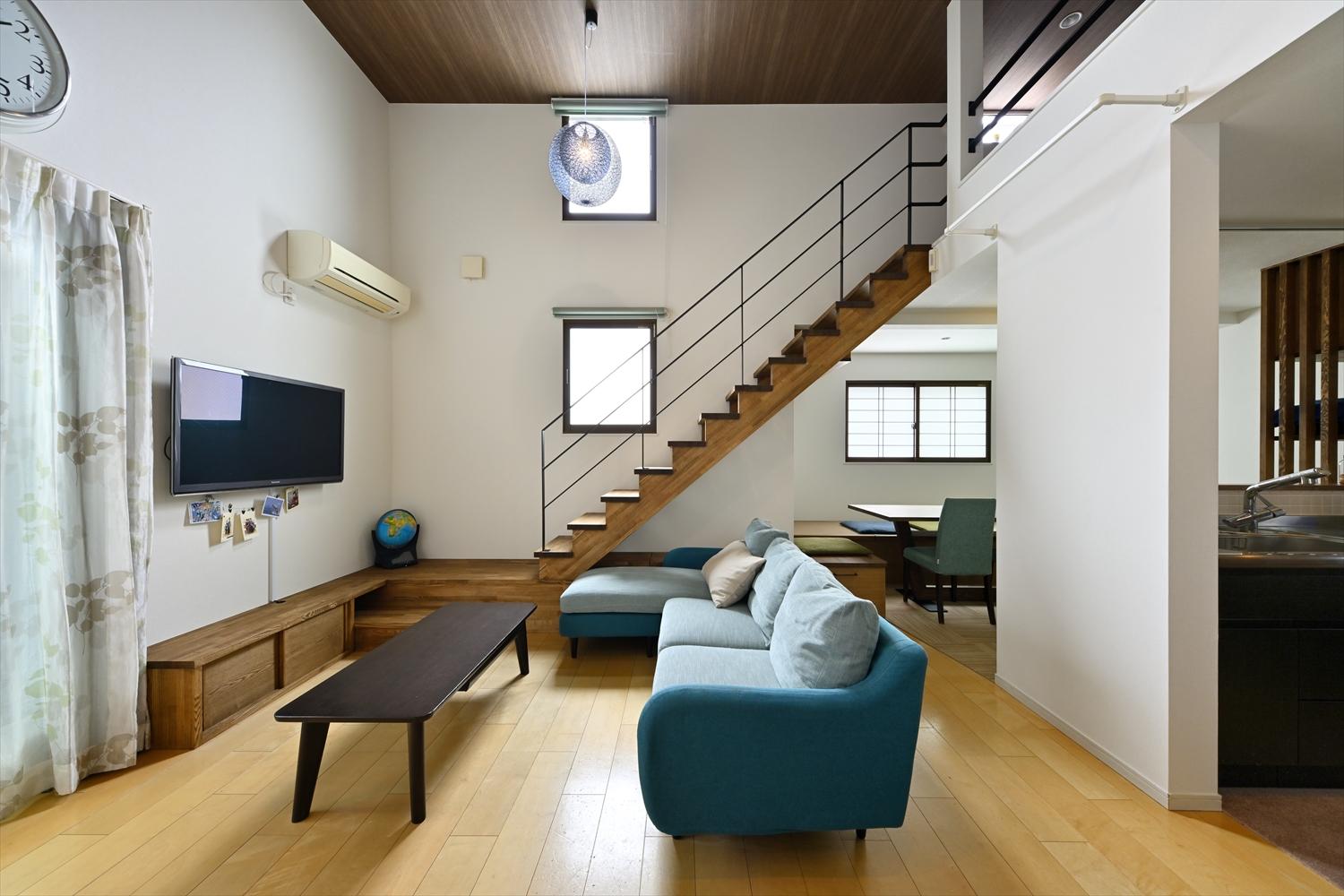 吹き抜けの天井には木目調のクロスを貼り、造作家具やロフトへの階段はウォルナット系のオイルペイントで仕上げた。しっとりとした落ち着きのある空間に。
ロフトの梯子階段は撤去して、固定階段に変え、ロフトの使い勝手をアップ