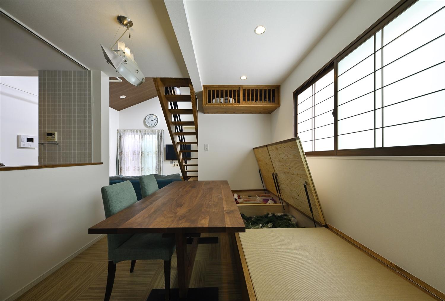 ダイニングには畳敷きの小上りを設置。ダイニングテーブルのベンチとして活用。小上りの下は跳ね上げ式の収納に。LDK廻りの収納不足を補っている。

ダイニングの背面にある障子は、障子風インナーサッシ。断熱性を上げつつ、和の雰囲気を作ってくれる。