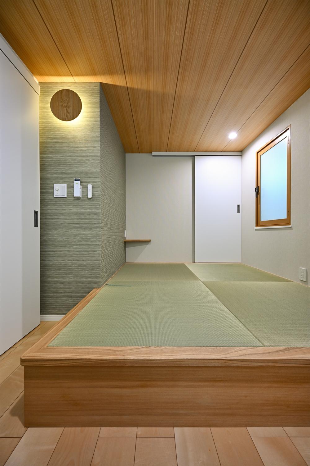 納戸になっていた洋室をご夫妻の寝室に。ダイニング同様、こちらにも畳敷きの小上りをつくり、下は収納スペースに。い草を使った畳で、自然の香りや質感を楽しめる。