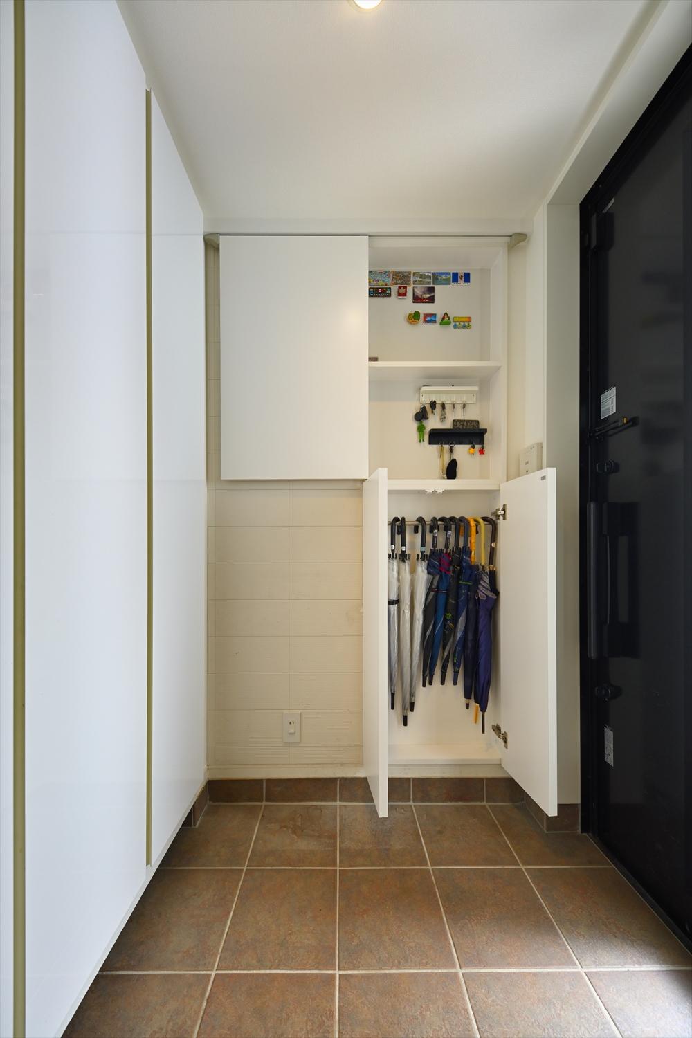 玄関には既存のニッチを活用した奥行きの浅い収納を。家族全員分の傘がぴったり収まり、扉を閉めれば見た目もすっきり。