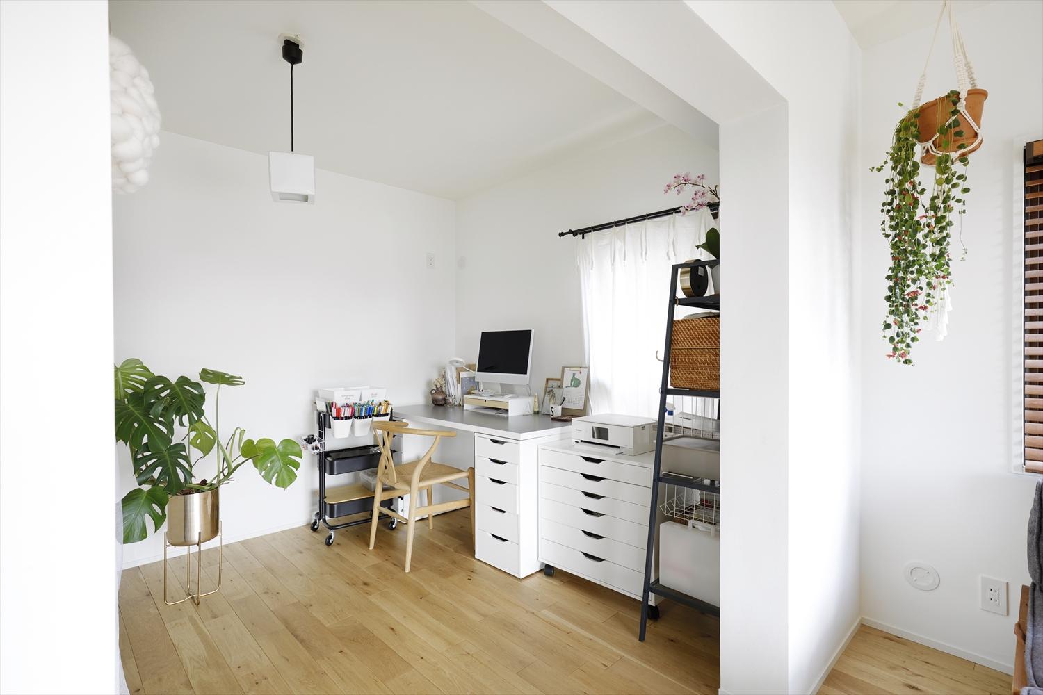 在宅勤務のために用意した書斎。リビングとつながっているので、圧迫感もなく、ちょっと横を向けばリビングで遊ぶお子さんの様子も見守れる。背面には大容量のストレージを配置。普段使うものからストックまでたっぷり収納できる