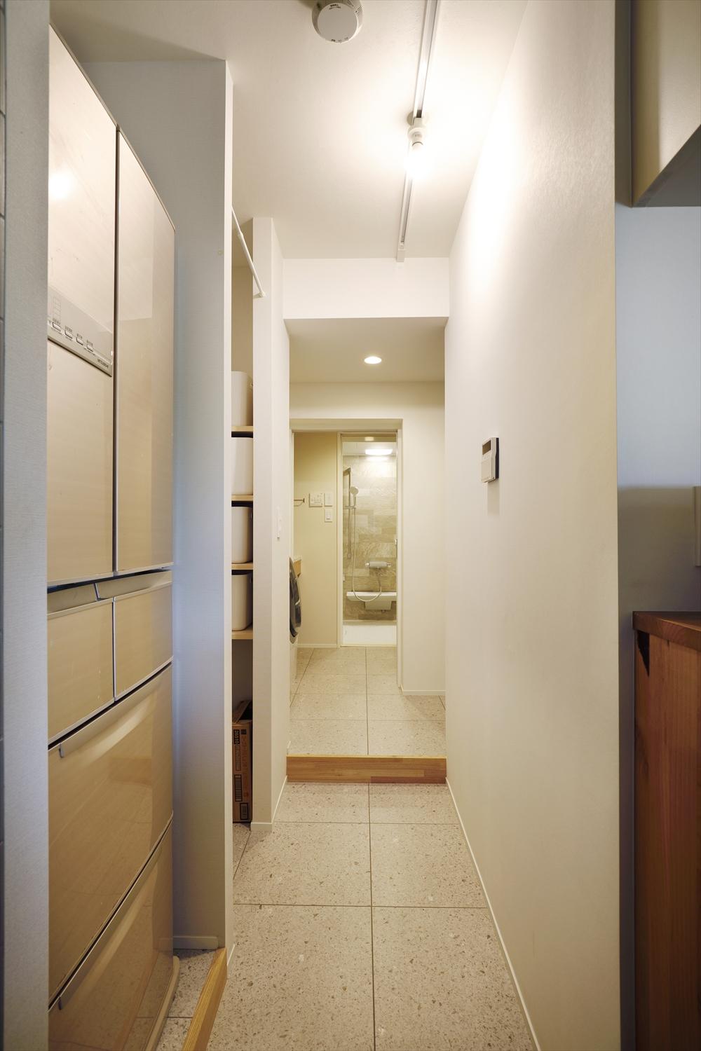 既存のキッチンから水回りに抜けられる動線は残し、キッチンの向きを変えたことで生まれた空間はパントリーに。しっかり収納できるので、キッチンもすっきり