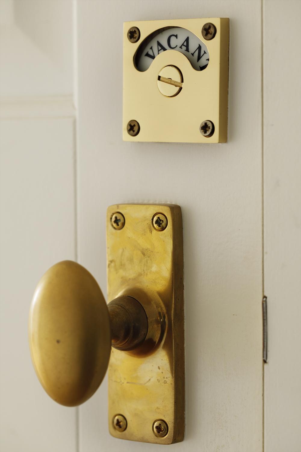 せっかくリノベーションするなら、好きなテイストのインテリアを実現したい！と、ドアの取手や照明、スイッチパネルなどディテールにもこだわりを詰め込んだ