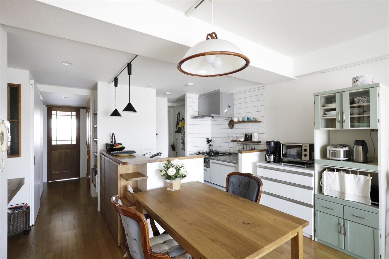 二人の時間をゆったり楽しむLDK。キッチンがお家の真ん中にあり、キッチンより玄関側がそれぞれのプライベートスペースになっている