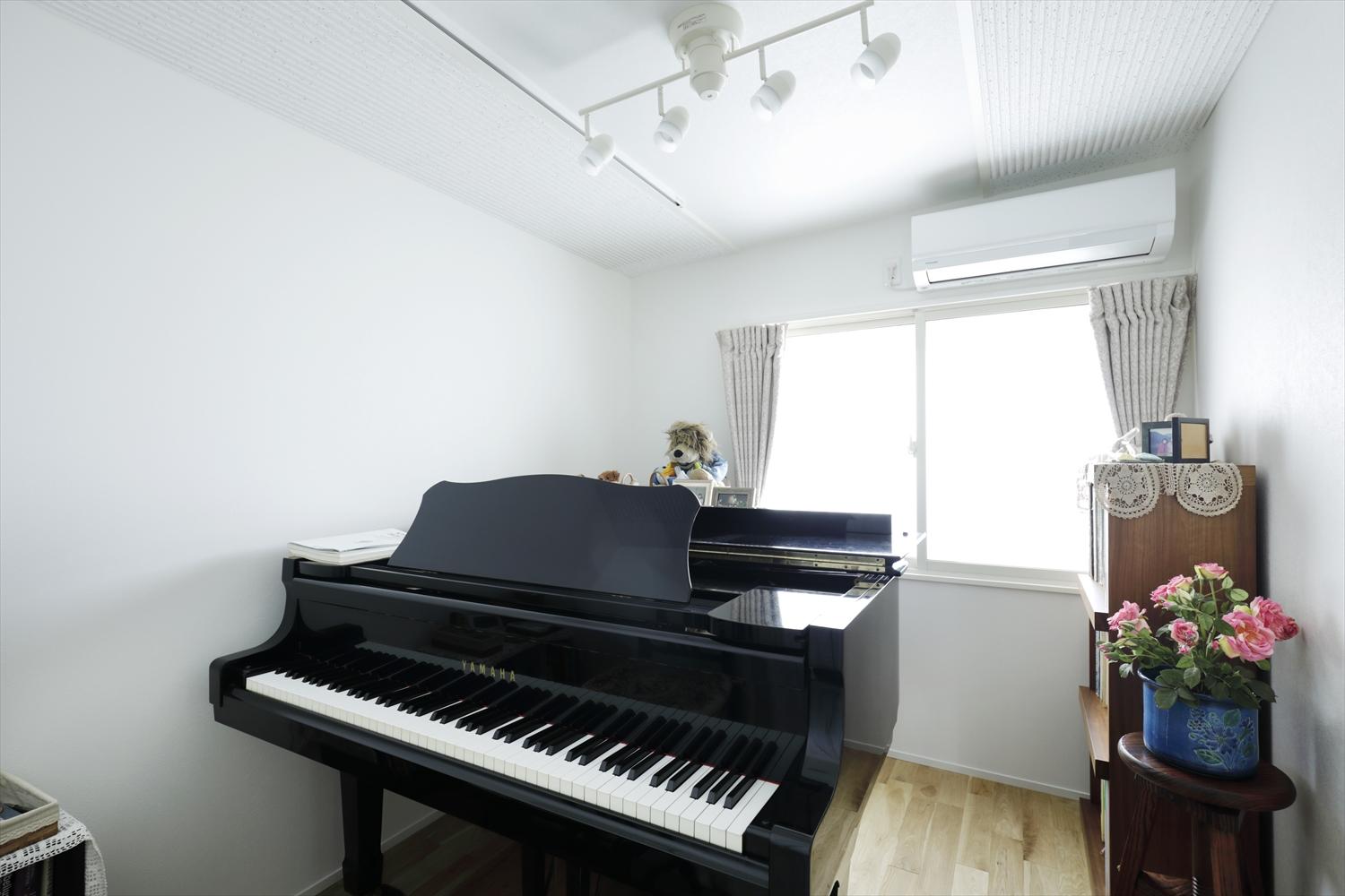 当初からご希望だったグランドピアノをおける防音室。専門家とともに設計した防音室なので、マンションでもピアノを楽しめる