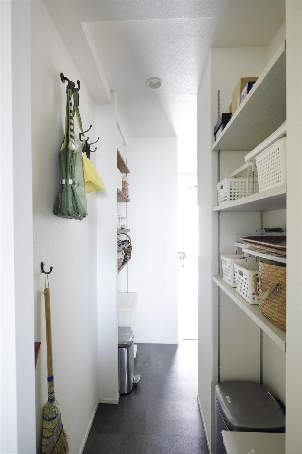 書斎からキッチンへと抜ける裏動線。回遊動線としてだけでなく、風の通り道にも。家中空気が流れる心地よい住まいに