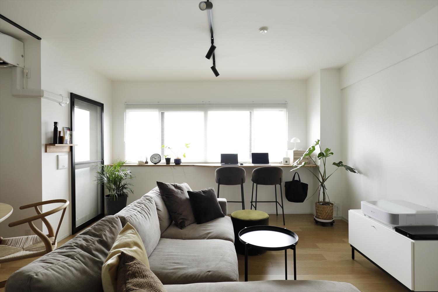 窓からの日差しが心地よいリビング。窓辺のカウンターデスクで2人並んでお仕事をされることも。まるでカフェのような空間