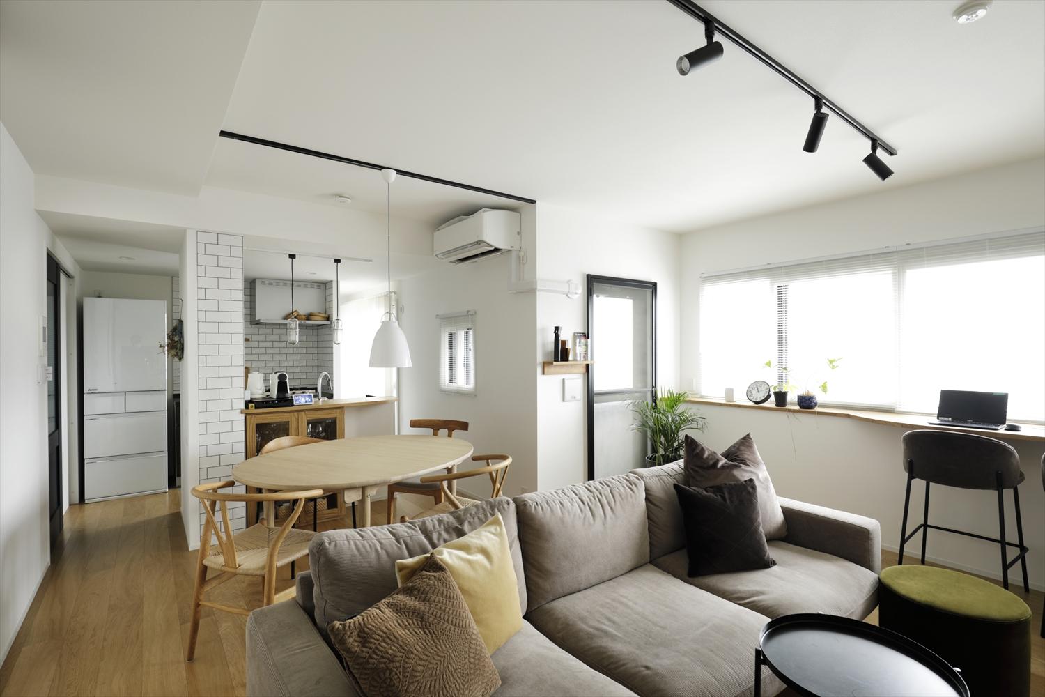 個室の広さは最低限にしてLDKを広く取りたい、というご希望に答え、開放感のある広々LDKを実現。白をベースにした内装で、より広さを感じられる。ライティングレールや建具枠の黒がアクセントに