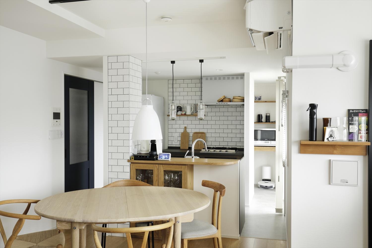 壁側にコンロ、カウンター側にシンクのあるⅡ型のキッチンは作業スペースも広く、ご夫妻でキッチンに立つお二人にはピッタリ。キッチン裏には収納力のあるパントリーをレイアウト