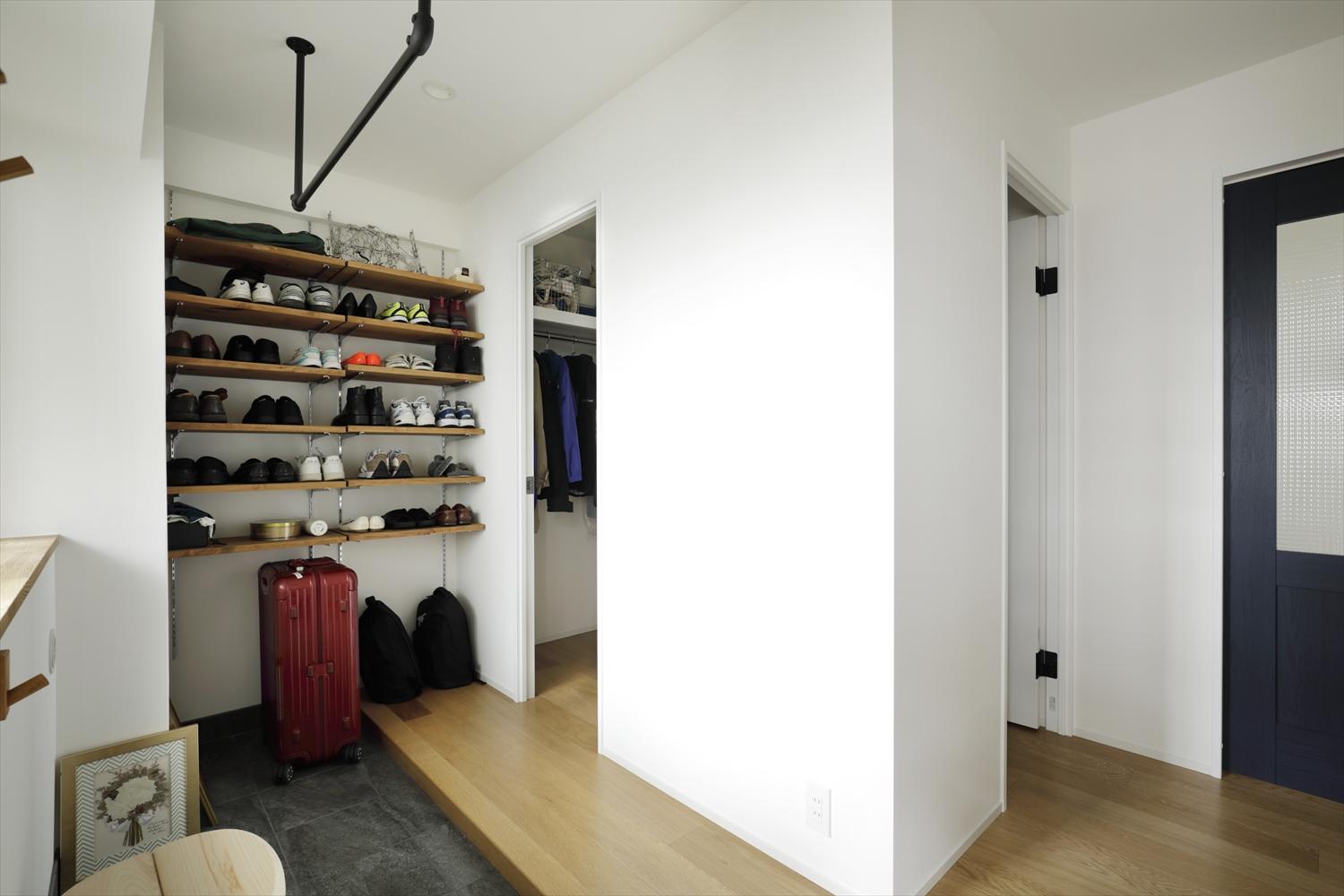 玄関土間から続くウォークスルークローゼット。そのままパントリー、キッチンへと抜けられる。子ども室が必要になったら、床と壁を一部改修して個室にできる。壁を立てるための下地は設置済み