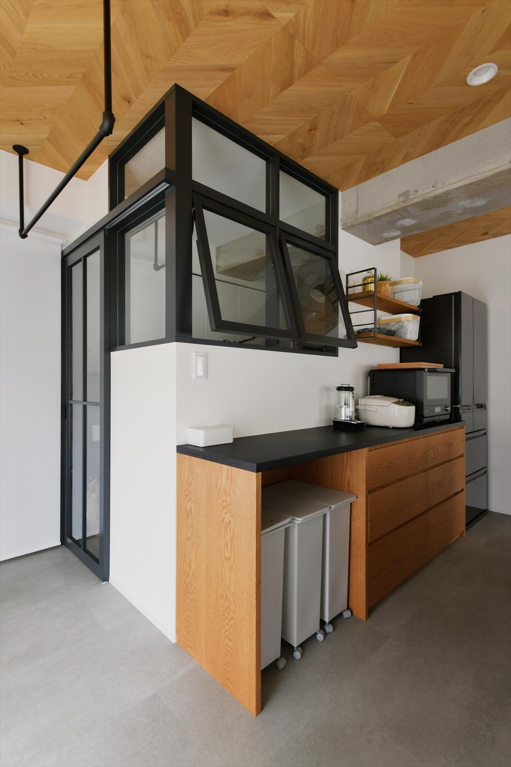 お菓子工房を外から見た所。上半分をガラスにして、LDKやバルコニーからの自然な光が入るように。換気の役割を担う室内窓からはお菓子作りの甘い香りが漂う