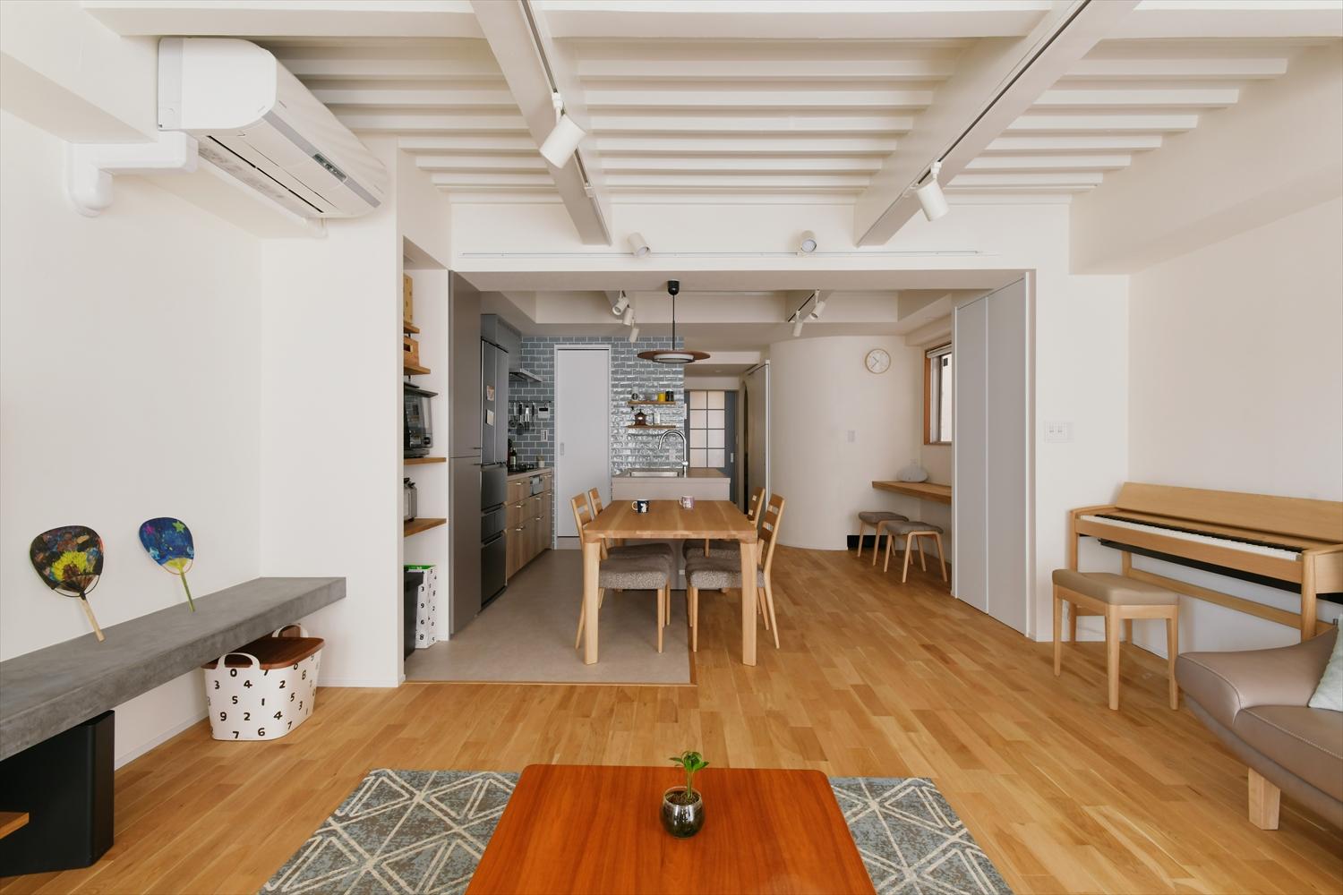 ナラの無垢フローリング、珪藻土など自然素材ならではの風合いと心地よさが感じられるお住まい。天井は鉄骨造のデッキプレートを現しにして、白で塗装し、空間に広がりを作った。