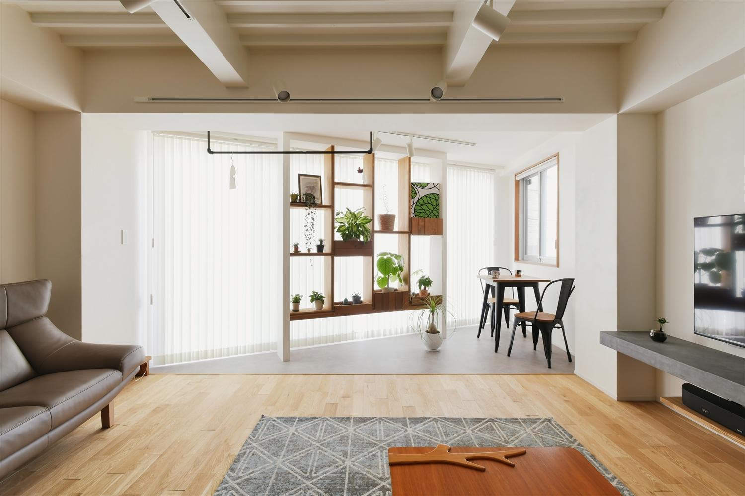 陽当たりの良い南側の変形した窓際にはフロアタイルを敷いて、インナーテラスに。造作したパーテーションが光を通しつつ、交通量の多い外からの視線を緩やかに遮ってくれる