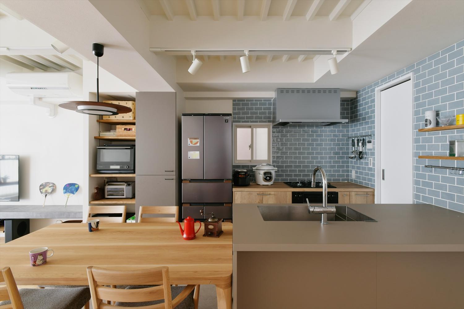 キッチンはコンパクトながら充分に作業スペースを確保できるⅡ型を採用。キッチン横にダイニングを配置したレイアウトは配膳や片付けがスムーズという利点が。