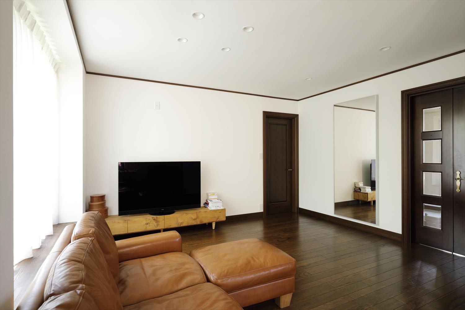 リビング。出窓を網戸のない縦すべりだし窓から網戸のある引違い窓に変えたので、天気のいい日は窓を開けて心地よい風を感じながらソファに座ってゆったりと読書を楽しめる