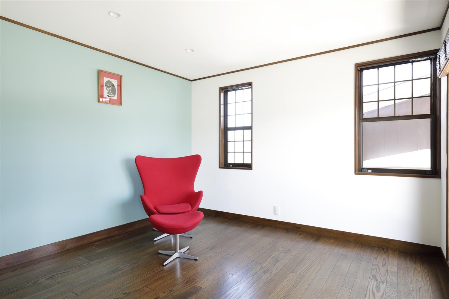 2階のLDKが合ったお部屋は設備を取り払いアクセントクロスを貼った。お気に入りのチェアをおいて、セカンドリビングに。空間そのものがアートのようなお部屋