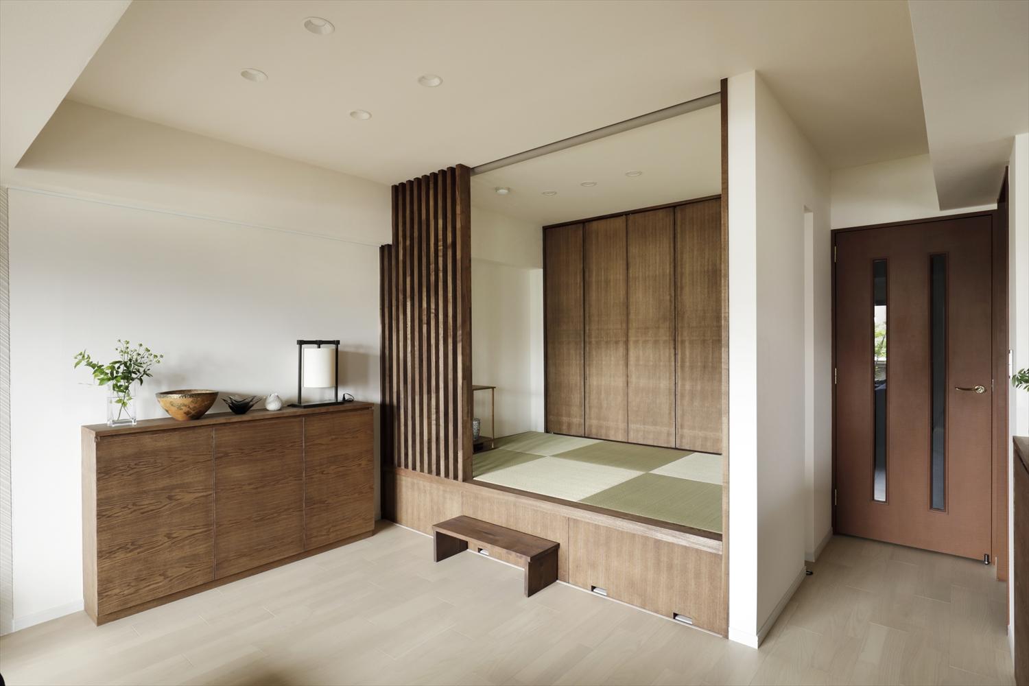 半分に縮小した和室を小上がりに。すっきりとした縁無し畳でモダンな空間に馴染む。小上がり手前にあるステップはお着物を着た時のために。