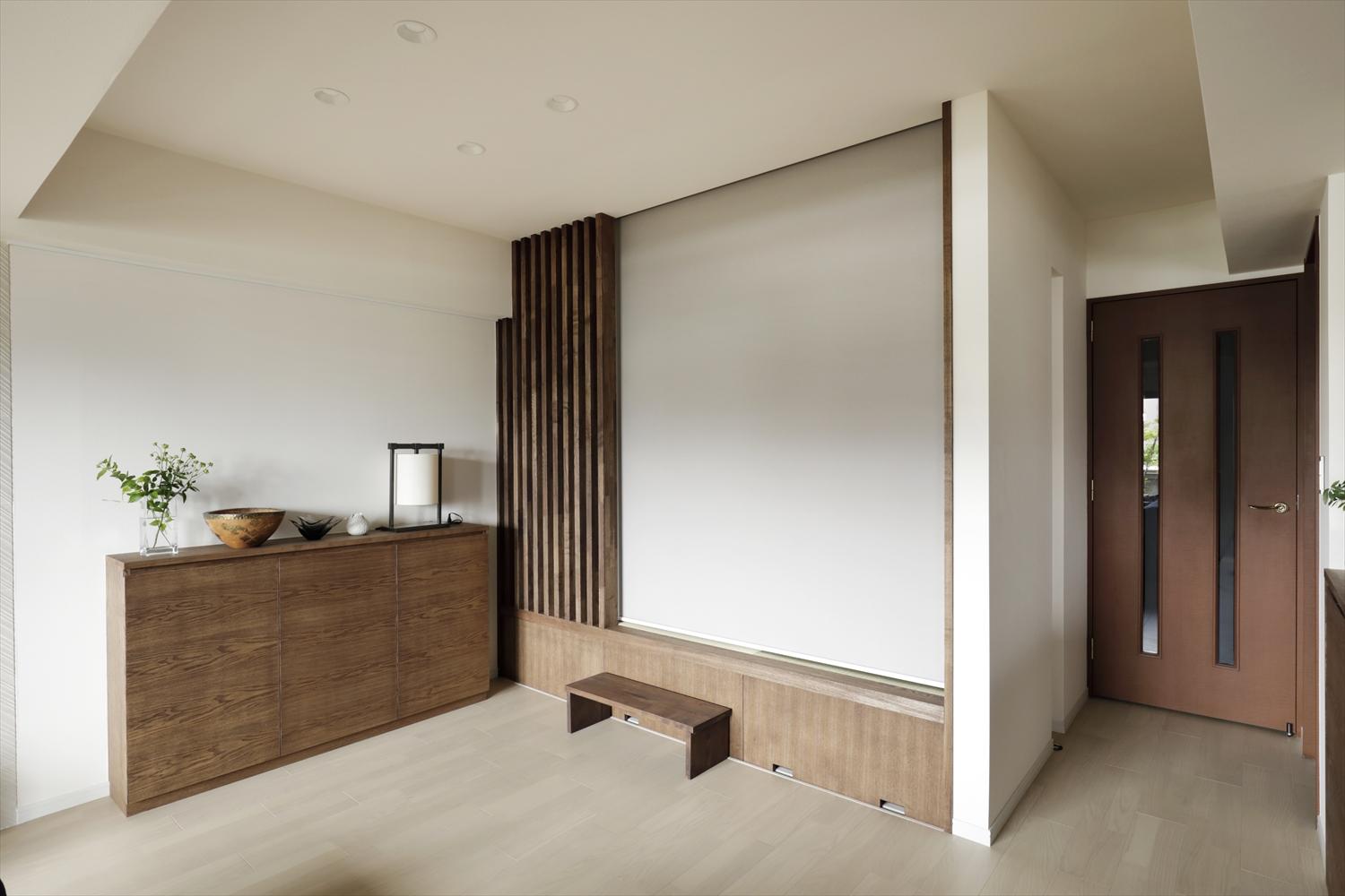 天井に格納されたロールスクリーンを下ろせば、個室としても使える。独立されたお子さん達が遊びにいらっしゃった際にはここを客間として活用できる