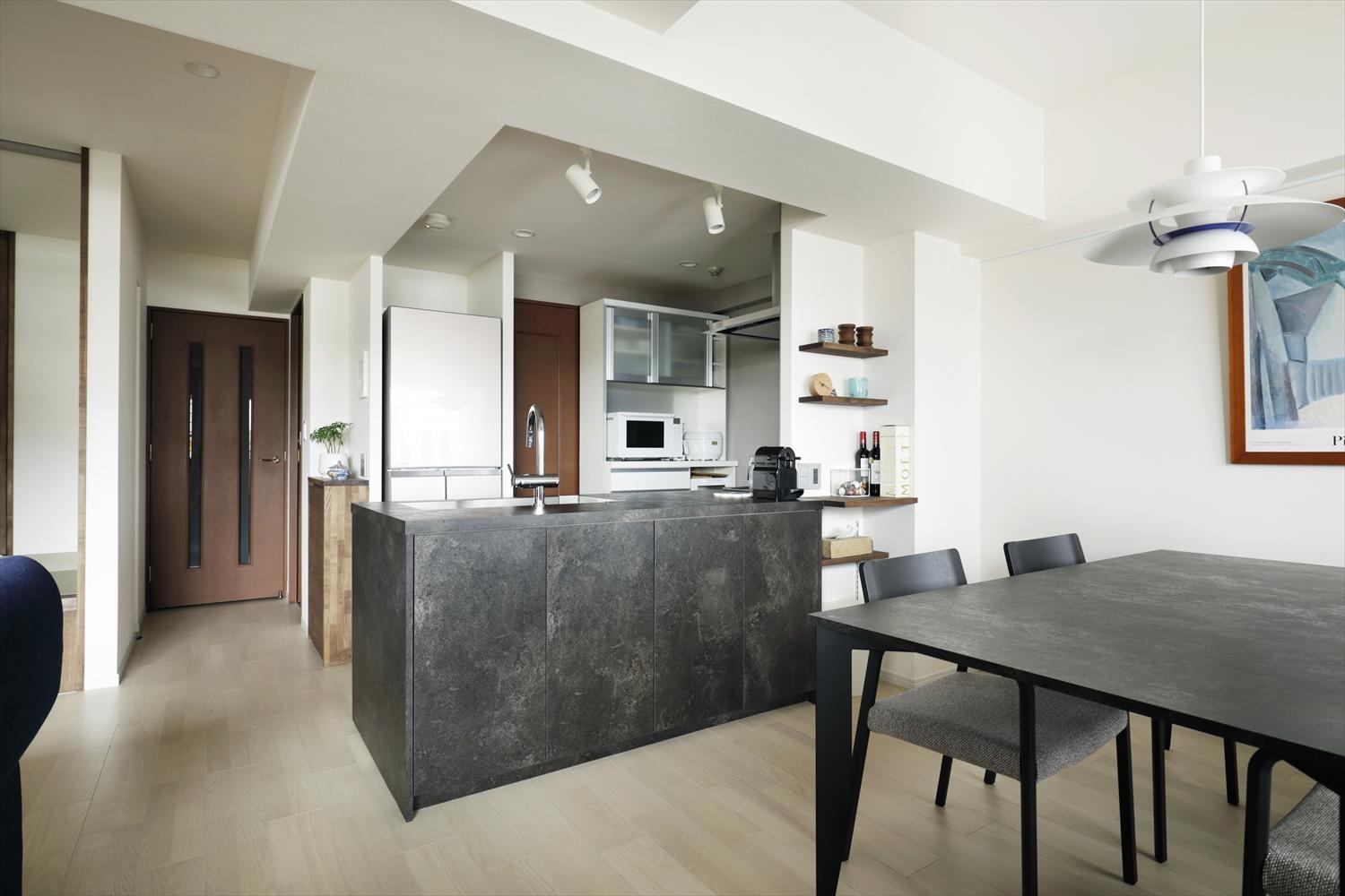 ダイニングテーブルもキッチンと同じグラフテクトの家具を採用。柔らかい色味の空間＋黒のキッチンとテーブルでモダンな空間に。