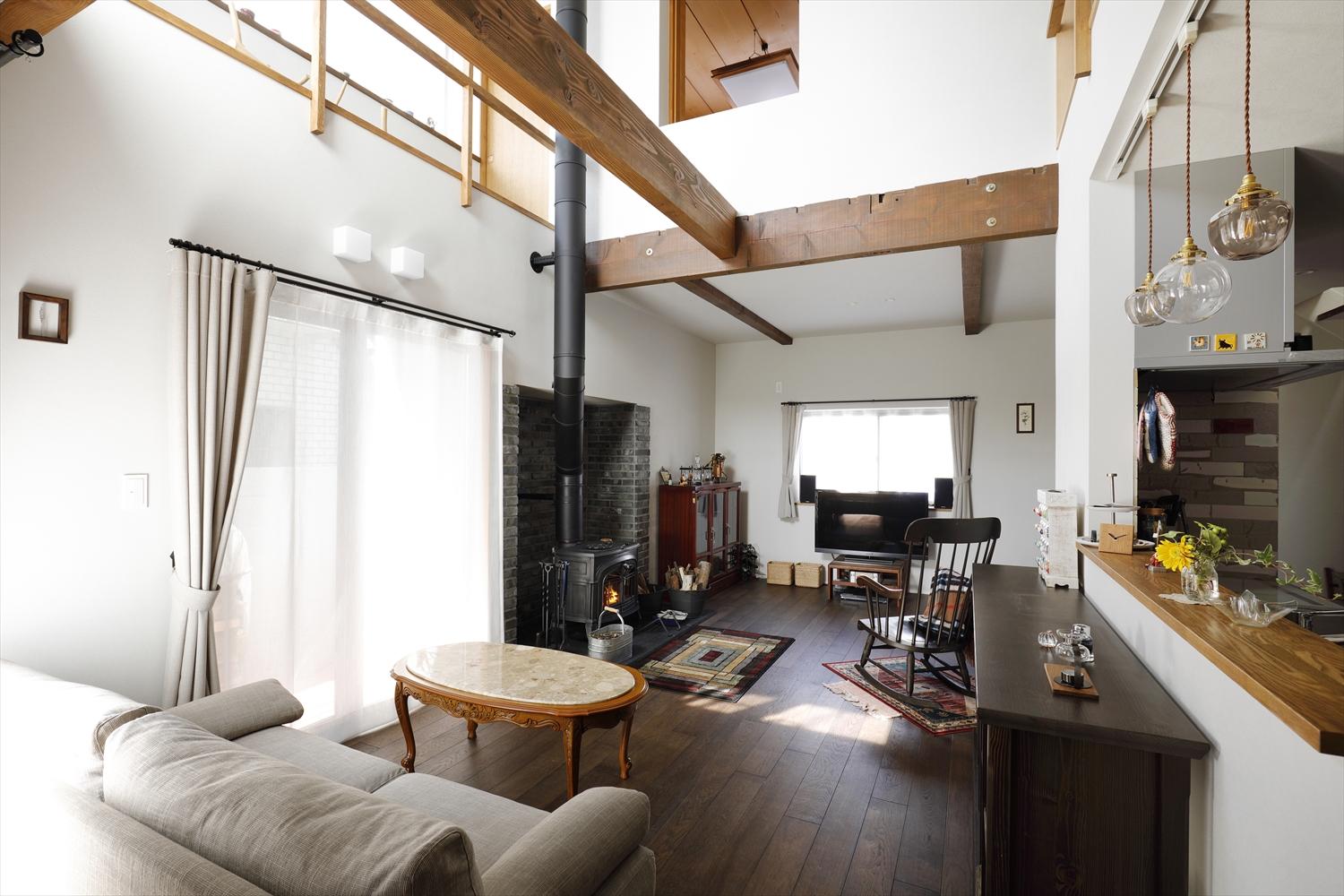 LDKを2階から1階へ。3部屋をつなげ、廊下まで取り込んだ広々とした空間に吹抜けを設けて明るく開放的に