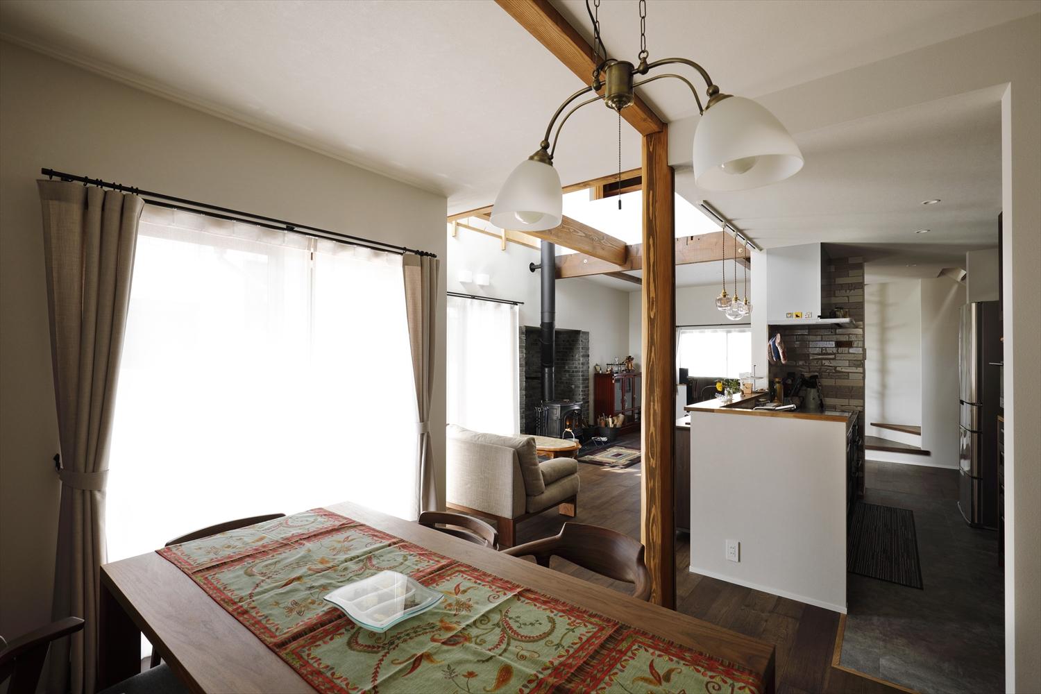 リビングイン階段のあるホール～LDK～水廻りは、行き止まりのない回遊動線を確立。現在、ダイニングとして使っている手前の空間を仕切って寝室にすれば、ワンフロアでの生活も可能。将来の暮らしを見据えたプラン