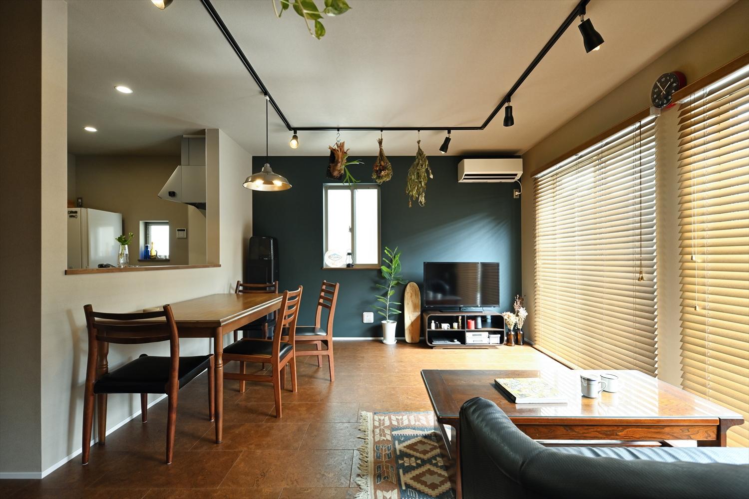 築4年の築浅建売住宅をリノベーション。内装を一新してヴィンテージな雰囲気の空間に。リビング・ダイニングは床をチェスナット色のコルクタイルに、壁の一面には深いグリーンのアクセントクロスを貼ってイメージを実現。