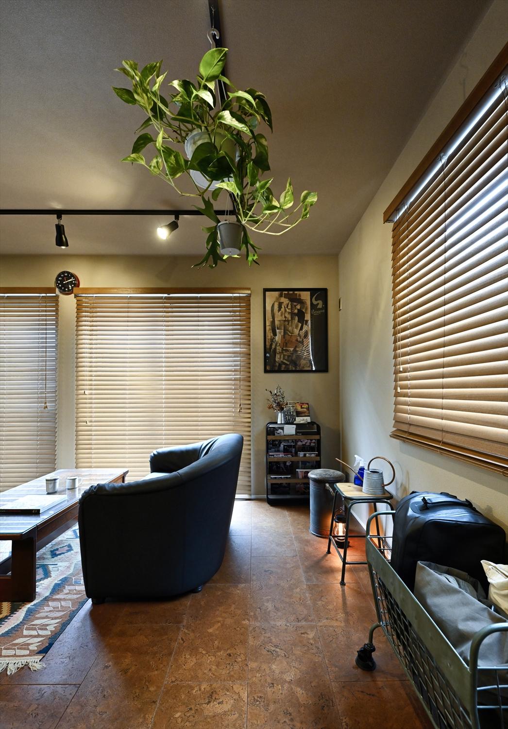 リビング・ダイニングを囲むように作ったライティングレールには、照明だけでなくグリーンを吊るし、植物に囲まれた暮らしを楽しまれている