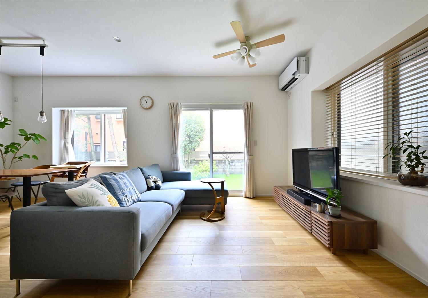 日差しがたっぷりはいるくつろぎ空間。冬は冷えがちな1階だが、床暖房を入れて冬でも足元から心地よく。