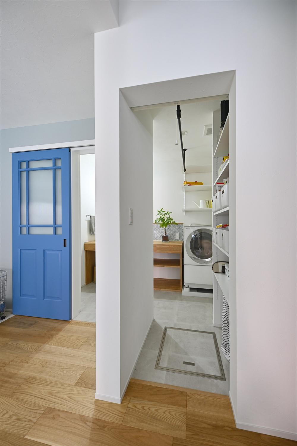 ランドリースペースはキッチンからもプレイスペース側からもアクセスできる。回遊動線でより使い勝手良く。ランドリースペースで作業していても、プレイスペースで遊ぶお子さんの声も届くので安心