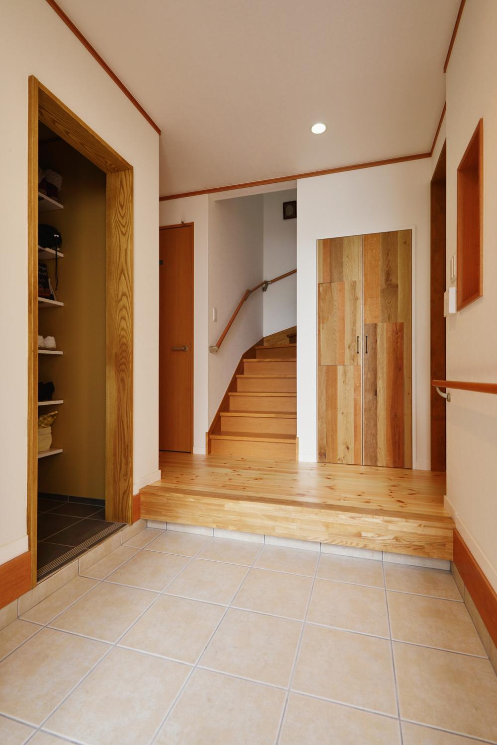 玄間には新たにシューズインクロークを造作。既存の下足収納は撤去して、より広く使いやすい玄間に。階段横の収納扉は古材風にデザインしたオリジナル