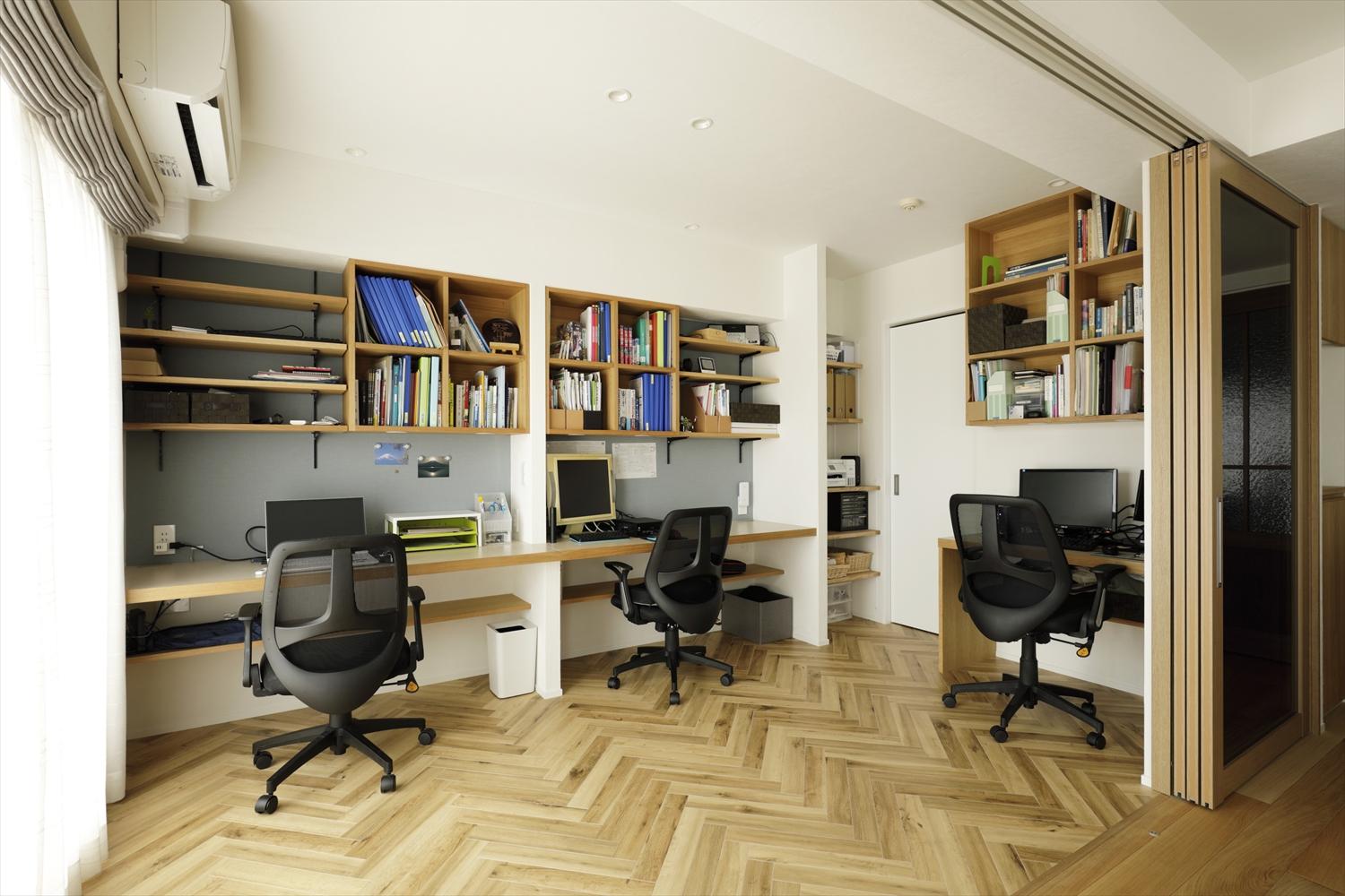 夫の在宅ワークスペース、お子さんたちの勉強＆趣味スペースとして活躍するリビング横の書斎。床暖房を入れたので冬でも温かい。