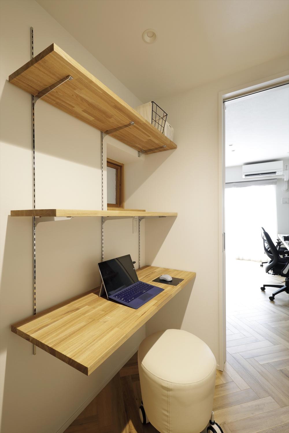 ウォークインクローゼットの中に設けた妻のためのワークスペース。LDK側に小さな室内窓を作ったので、ドアを閉めても息苦しさはなく、籠もり感があって集中出来る