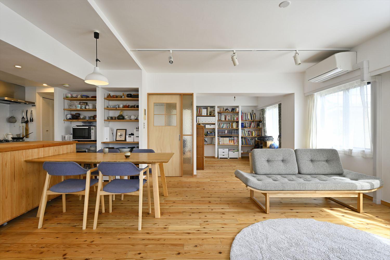 広々としたLDKが気に入って購入されたお住まい。奥の洋室も壁を取り払ってリビングとつながるキッズルームに。キッズルームはロールスクリーンで目隠しが出来るので、急な来客時にも安心。