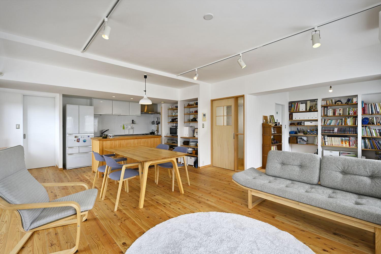 床はこだわりの秋田杉、壁・天井は漆喰で仕上げ、空気まで心地良く。