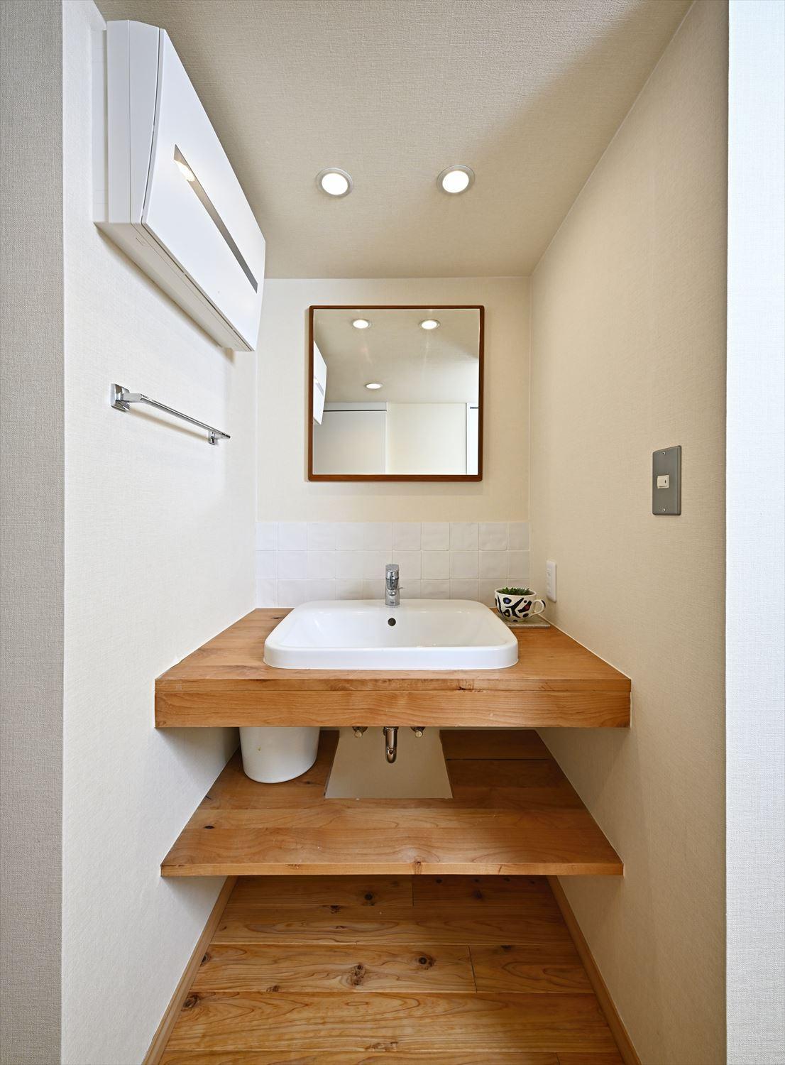 洗面室にはちょっとした手洗い洗濯の出来るマルチシンクを設置し、普段使う洗面台は廊下へ移動。玄関からもアクセスがいいので、帰宅後の手洗いもスムーズ