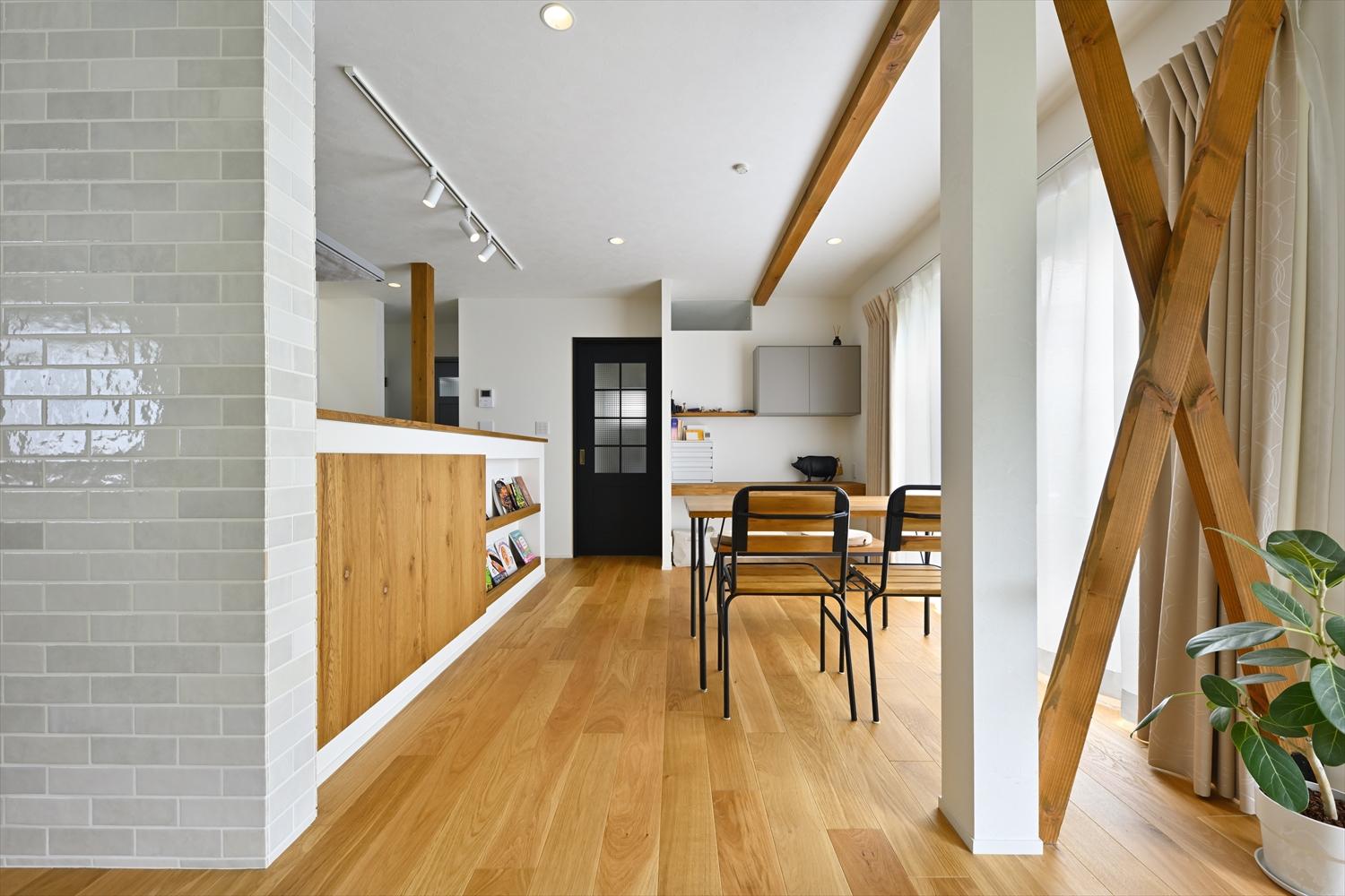 床暖房対応のオーク三層フローリングやコルクタイル、一部に珪藻土を使って空気まで心地よい空間に。見えない部分もしっかりと改修し、新築並みの性能をもつお住まいへと生まれ変わった