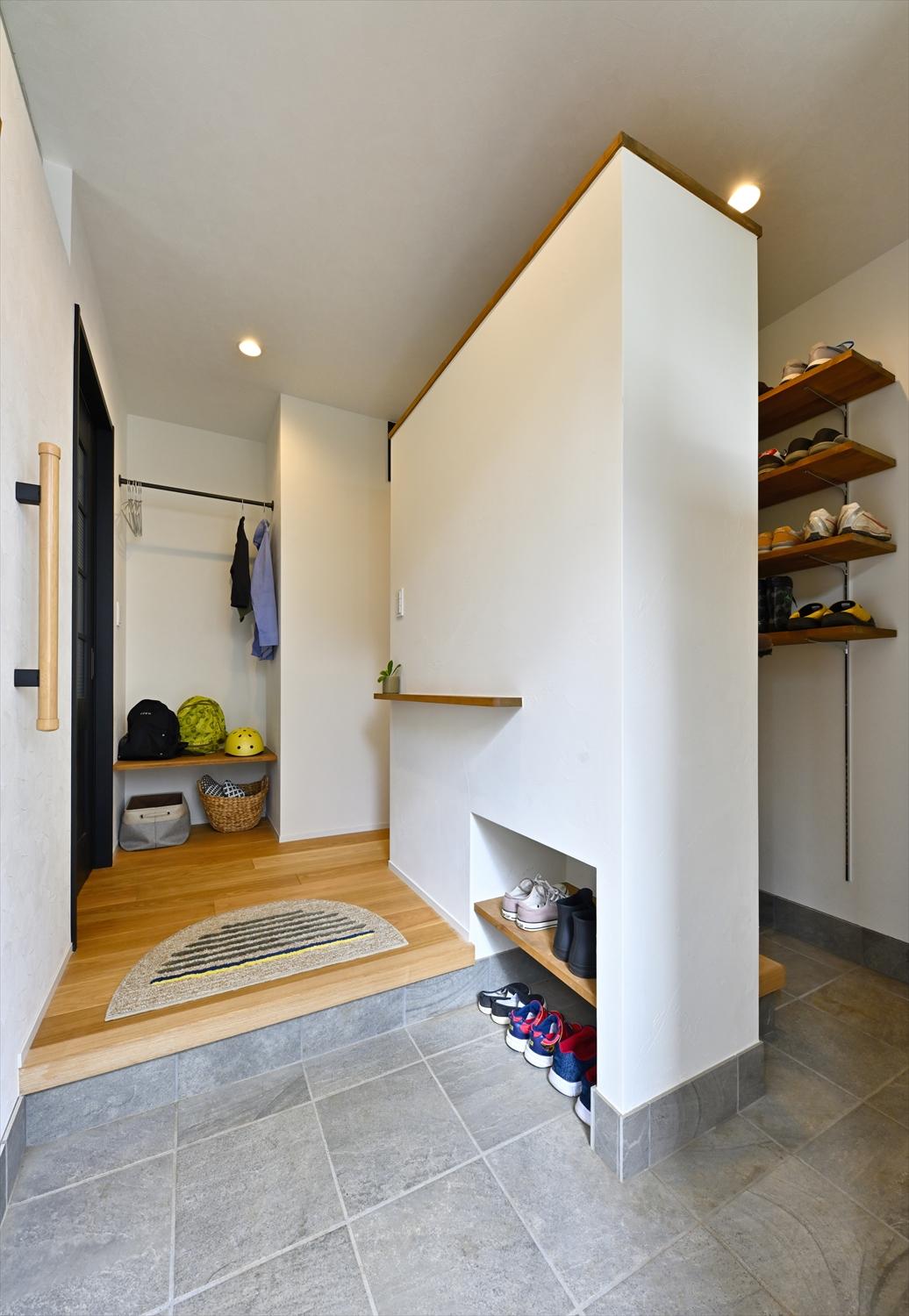 南側に移動した玄関。広々とした土間と大容量のSICを設けた。玄関正面には上着やバッグをおいて置けるオープンクローゼットも