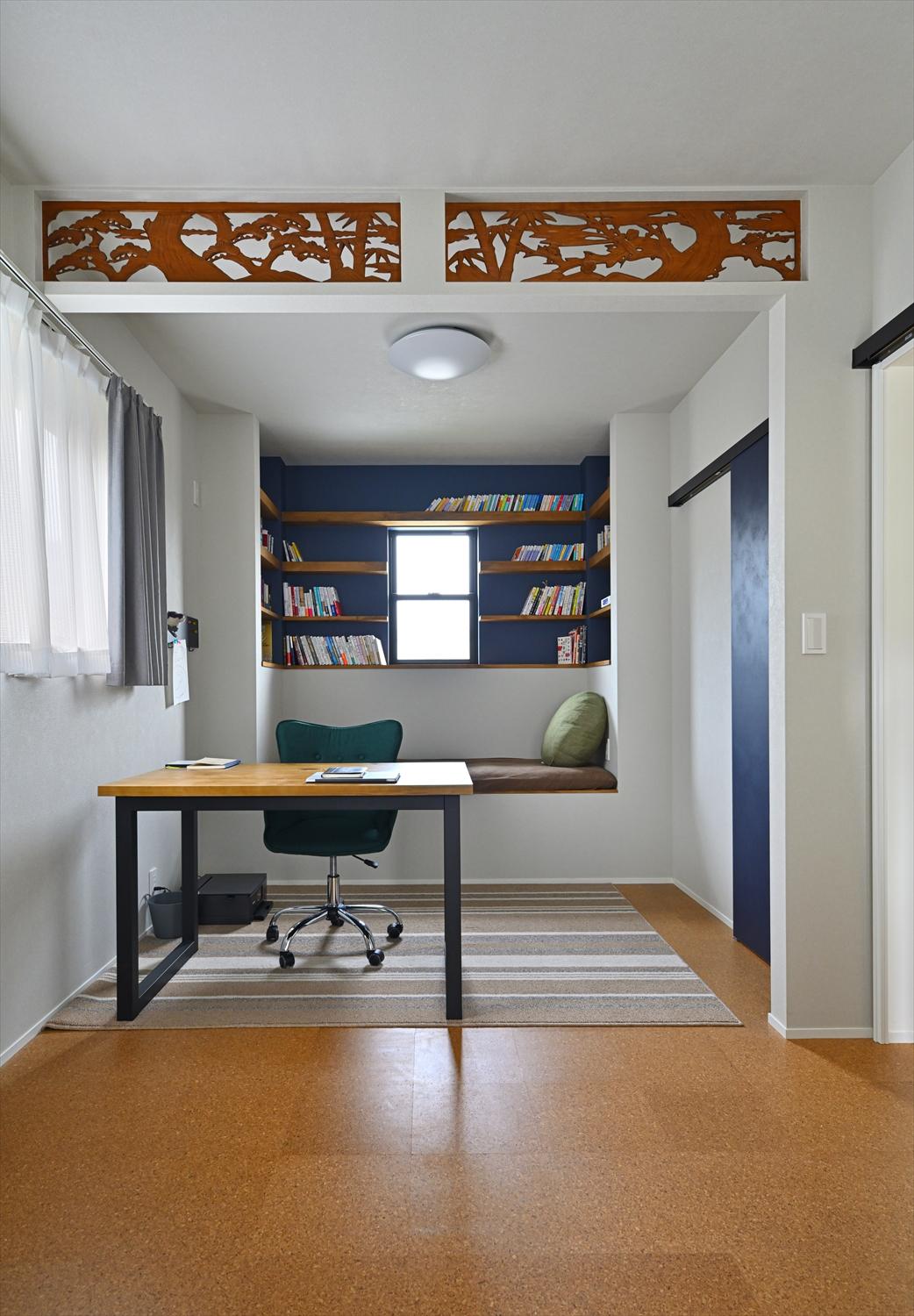 2階の子ども室は現在は夫の書斎として活用。天井には1階の和室にあった欄間を移設。以前の家の面影も感じられる落ち着く空間