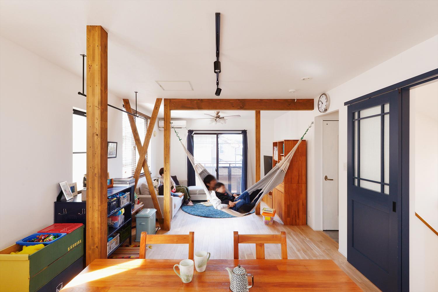 LDKと洋室に分かれていた2階は仕切り壁を撤去して広々としたLDKに。床はナラの無垢フローリングをオイル塗装でナチュラルに仕上げた