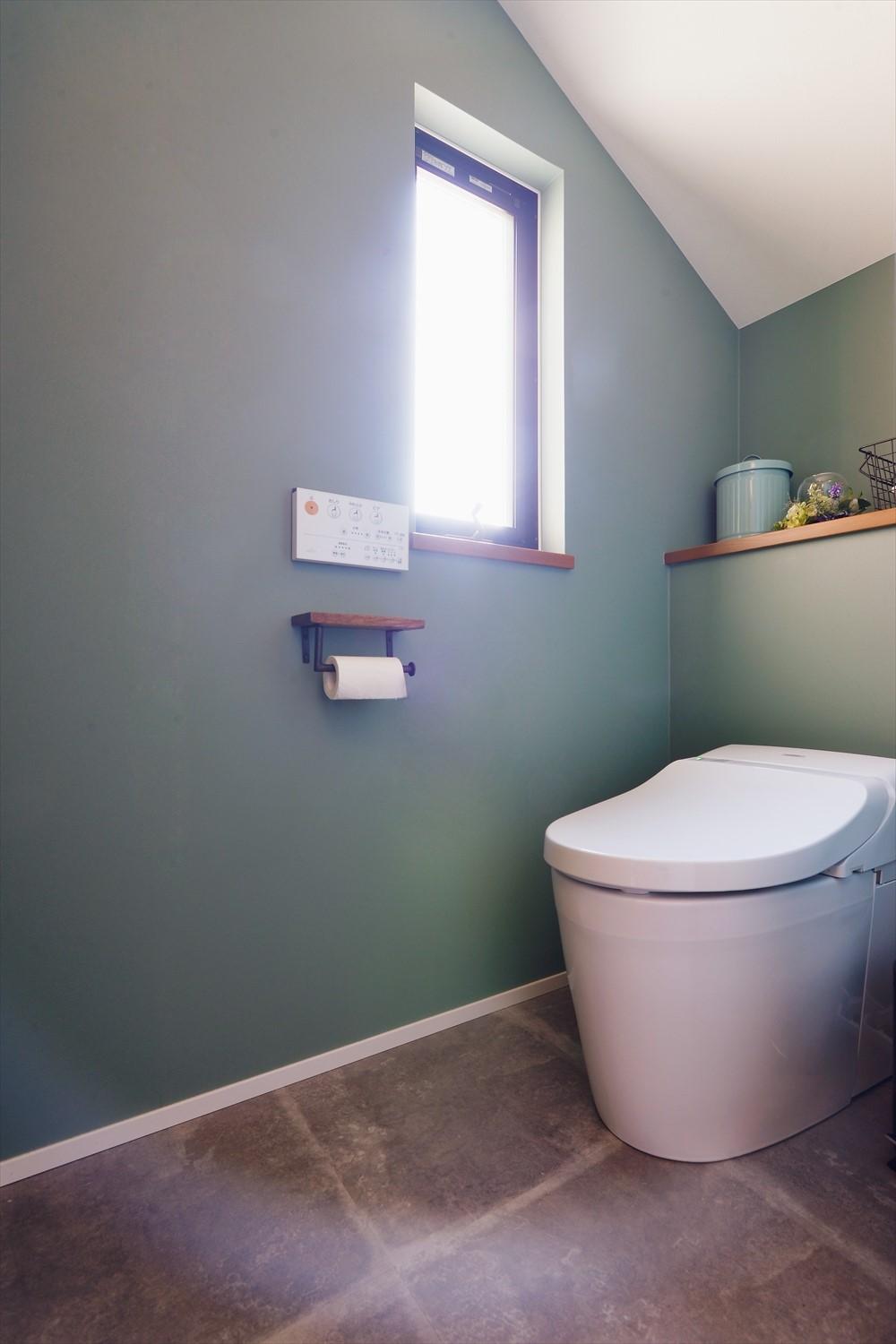 2階のトイレはグレイッシュなブルーのアクセントクロスを採用。白とのコントラストが美しい空間に仕上がった。